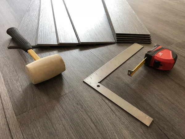 Luxury Vinyl Plank Laminate Flooring Concept Worker Preparing New Floor — Stock Photo, Image