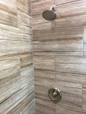 Banyomda yeni yüklü duvar karoları