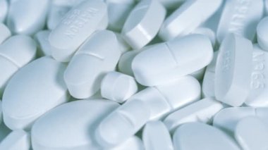 Çeşitli boyutlarda beyaz haplarımakro Close Up. Yavaş çekim üst görünümünde 4k video klip