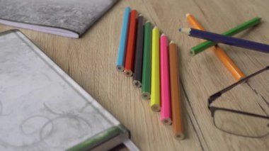 Okul malzemeleri. Öğrencilerin okul için ihtiyaç duydukları tedarik okul kavramına geri dön.