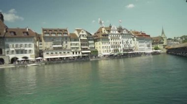 İsviçre'de Lucerne gölü üzerinde Şapel köprü Kapellbrcke. İsviçre turizmi konsepti