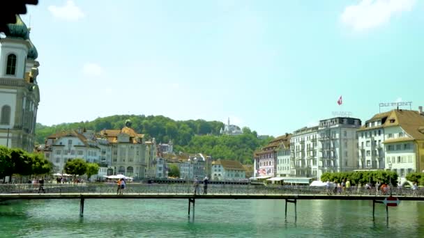 Ηλιόλουστη Μέρα Στη Λουκέρνη Ελβετία Τους Ανθρώπους Περπατούν Στη Γέφυρα — Αρχείο Βίντεο