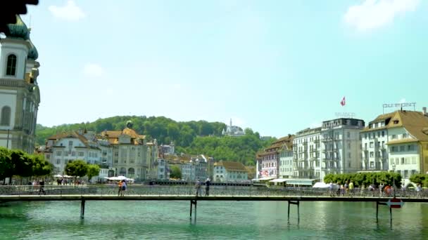 Journée Ensoleillée Luzern Suisse Avec Des Gens Marchant Sur Pont — Video