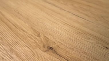 Yeni kurulan ahşap zeminin kapatılması. Zemin doğal meşe sert ahşap yapılmış ve zıpkınlı ve doğal net döşeme lekesi ile bitmiş. Yavaş çekimde ev geliştirme ve yeniden şekillendirme konsepti.