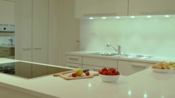 Повільний Рух Сучасного Кухонного Базового Шафи Білою Кухонною Кварцовою Стільницею — стокове відео