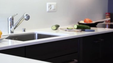 İç mutfak dolapları ve modern mutfak tezgahı modern mutfak tasarımı. Sayaç doğal taş granit veya kuvars ve dolap kapılar doğal ahşap yapılır yapılır yapılır.