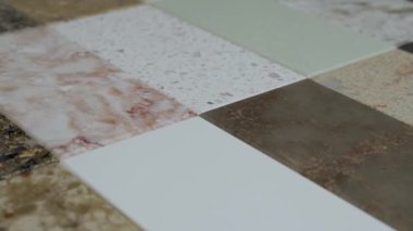 Granit tezgah numuneli mutfak. Mutfak dekorasyonu için mermer tezgah. Tezgah en fazla renk örneği gösterimi.