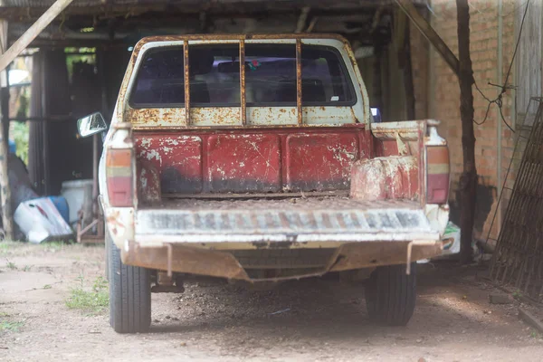 车库里的旧卡车 — 图库照片