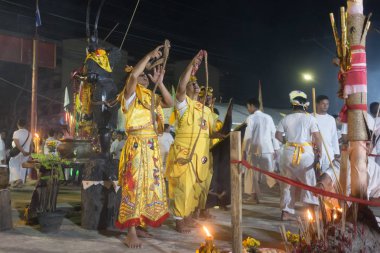 Trang, Tayland - 14 Ekim 2018: Çince Tanrı maymun kral manevi orta Tai-Sia-Hood-jow Trang tapınak vejetaryen Festivali sırasında Tanrı için dua.