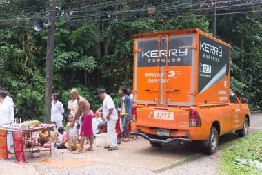 Trang, Tayland - 15 Ekim 2018: Kerry hızlı konteyner araba taşıma ürün teslim Palian Trang soka müşteriye. Kerry hızlı Tayland'da ünlü lojistik sistemi biridir.