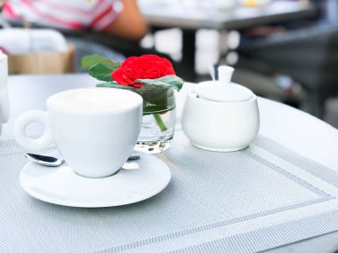 kapuçino kafede masada kahve fincan. kahve zaman kavramı