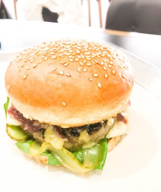 Bir tablo Amerikan klasik burger