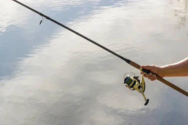 Vara Pesca Nas Mãos Pescador Lago Mãos Bonitas Com Fiação — Fotografia de Stock