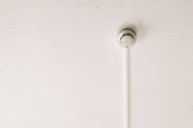 Yangın alarmı güvenlik sistemi, ev, ofis veya kamu alanındaki tavana bağlı, halkın yangın ihtimaline karşı güvenlik alarmı, kırmızı ses sistemi sensörü yangın dumanını algılayacak ve çalışanları uyaracak