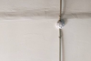 Yangın alarmı güvenlik sistemi, ev, ofis veya kamu alanındaki tavana bağlı, halkın yangın ihtimaline karşı güvenlik alarmı, kırmızı ses sistemi sensörü yangın dumanını algılayacak ve çalışanları uyaracak