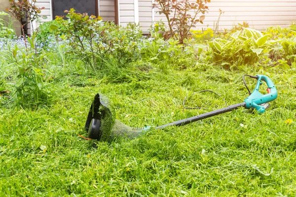 Rasenmäher Auf Einer Wiese Der Nähe Des Landhauses Saftiges Grünes — Stockfoto