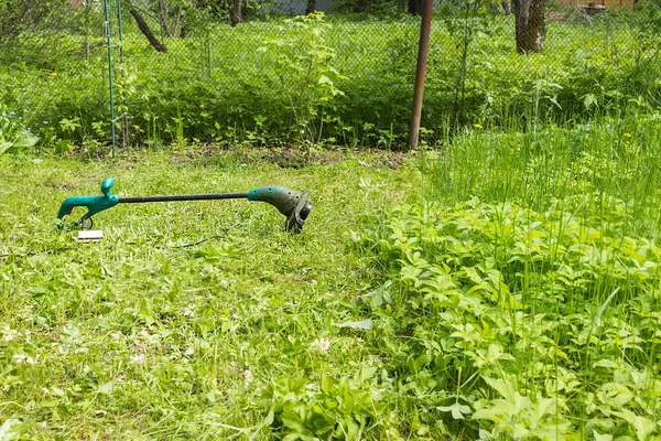 Grüner Rasenmäher Auf Einer Wiese Saftiges Gras Und Blumen Auf — Stockfoto