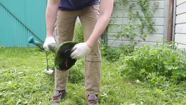 Manlig Trädgårdsmästare Rengör Elektrisk Trimmer Medan Han Arbetar Gården Från — Stockvideo