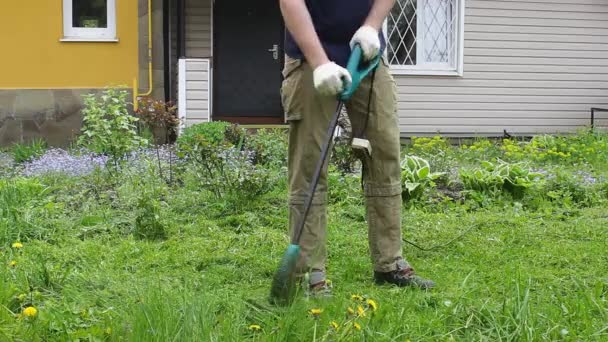 Jardineiro Macho Brutal Corta Grama Verde Alta Segurando Mãos Masculinas — Vídeo de Stock