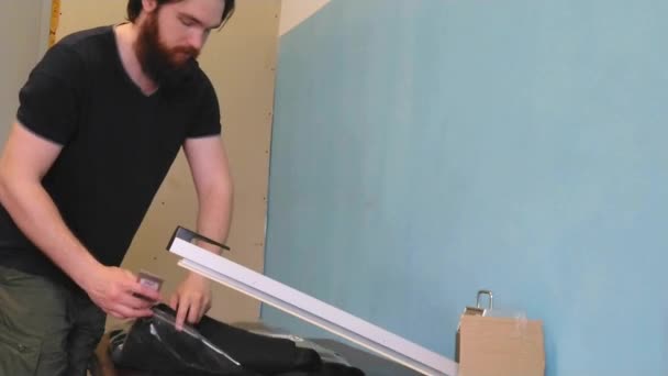 Чоловік Працює Фабриці Курток Медичній Масці Лінивий Працівник Припаяє Пластиковий — стокове відео