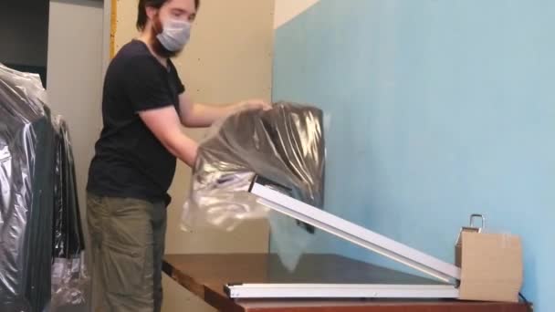 Muž Pracuje Továrně Bundy Lékařské Masce Líný Pracovník Pájka Plastový — Stock video