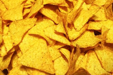 Kıtır dilimlenmiş baharatlı patates cipsinin arka plan dokusu. Lezzetli ama sağlıksız ürünler. obezite ile ilgili sorunlar kavramı