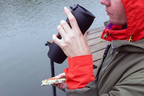 Ung Frusen Flicka Dricker Hett Från Termos Stranden Kall Sjö — Stockfoto