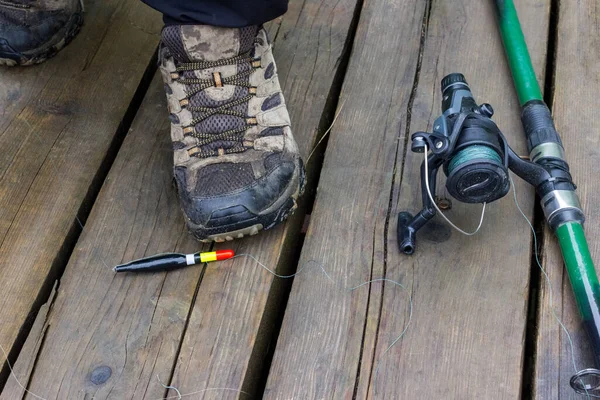 Uma Ponte Madeira Que Encontra Uma Vara Pesca Com Carretel — Fotografia de Stock