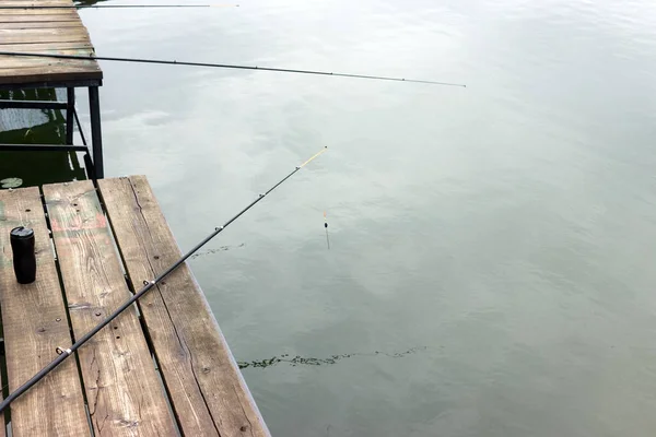 Uma Varas Pesca Estão Deitados Cais Madeira Pendurado Sobre Água — Fotografia de Stock