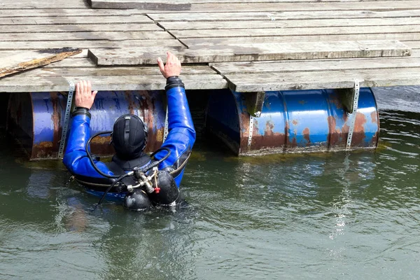 Búvár Kék Búvárruhában Úszik Folyóban Megtisztítja Törmelék Tárolót Kemény Veszélyes — Stock Fotó