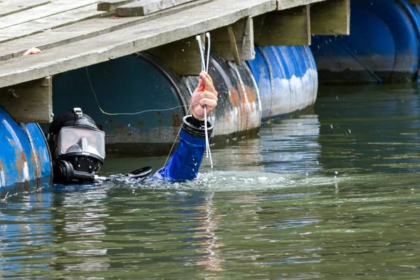 Búvár Kék Búvárruhában Úszik Folyóban Megtisztítja Törmelék Tárolót Kemény Veszélyes — Stock Fotó