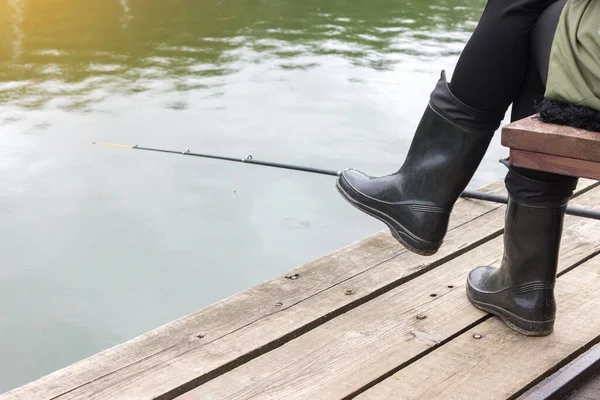 Een Persoon Met Rubberen Laarzen Zit Een Houten Pier Vissen — Stockfoto