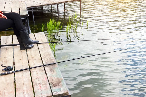 Uma Pessoa Botas Borracha Está Sentada Cais Madeira Pesca Pequenas — Fotografia de Stock