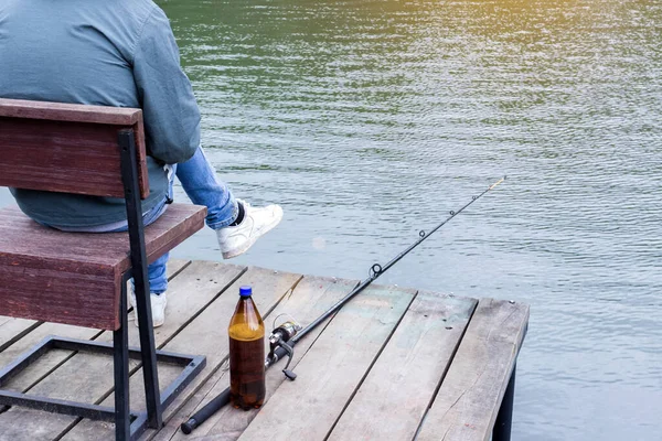 Bier Een Hengel Liggen Een Houten Pier Alcoholisme Tijdens Visserij — Stockfoto