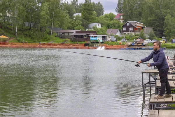 Ryssland Murmansk 2020 Sträng Norsk Man Sitter Bryggan Och Fiskar — Stockfoto