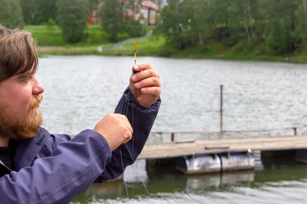 Homem Norueguês Severo Está Sentado Doca Pesca Com Uma Vara — Fotografia de Stock