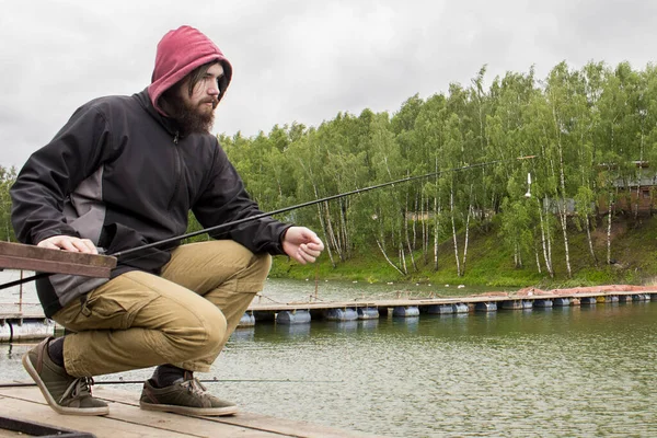 Een Strenge Noorse Man Zit Steiger Vissen Met Een Hengel — Stockfoto
