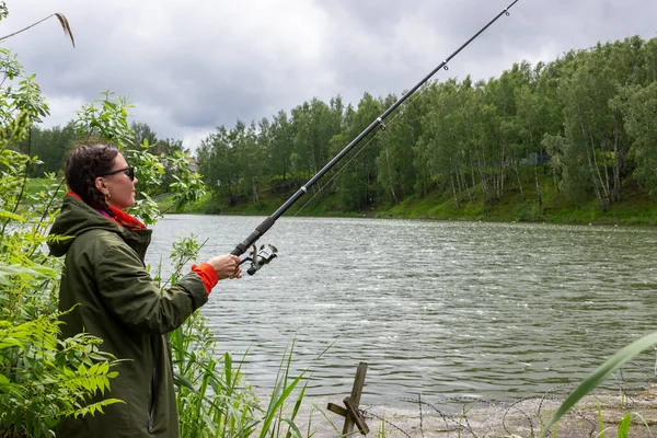 Jovem Bela Pescador Menina Pesca Com Uma Vara Uma Grande — Fotografia de Stock