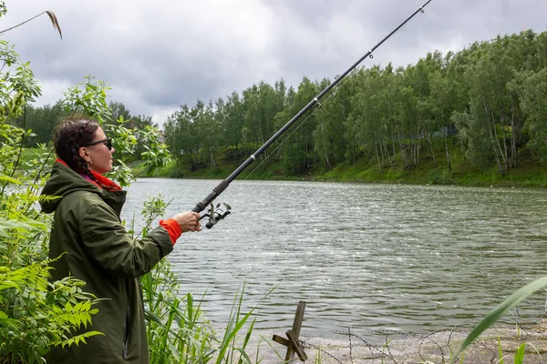 Giovane Bella Pescatrice Ragazza Pesca Con Una Canna Grande Stagno — Foto Stock