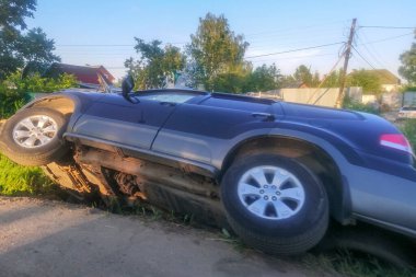 Rusya, Pushkino, 07.06.20. Otoyolda bir kaza sonucu araba bir hendeğe düşmüş ve devrilmiş. Trafik ihlalleri. Sadece editör kullanımı
