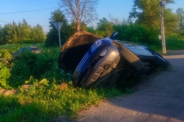 Rusya, Pushkino, 07.06.20. Otoyolda bir kaza sonucu araba bir hendeğe düşmüş ve devrilmiş. Trafik ihlalleri. Sadece editör kullanımı