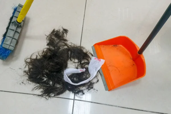 Limpieza Del Cabello Suelo Una Peluquería Después Corte Pelo Apertura — Foto de Stock