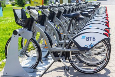 Rusya, Moskova, 01.08.2020. Şehirdeki umumi bisiklet kiralama istasyonu. Seyahat işinin bir parçası olarak kiralanacak bir dizi bisiklet. Sadece editör kullanımı