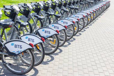 Rusya, Moskova, 01.08.2020. Şehirdeki umumi bisiklet kiralama istasyonu. Seyahat işinin bir parçası olarak kiralanacak bir dizi bisiklet. Sadece editör kullanımı