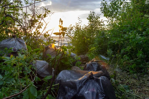 Bolsas Con Basura Residuos Que Contaminan Naturaleza Encuentran Bajo Sol — Foto de Stock