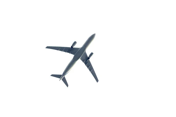 비행기는 사이로 하늘을 날아갑니다 코로나 바이러스 대유행을 종식시키고 여행을 늘린다는 — 스톡 사진