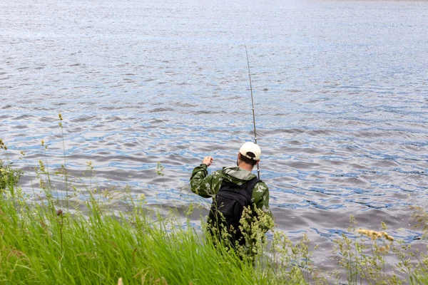 Ψαράς Στέκεται Στην Ακτογραμμή Και Την Αλιεία Στη Λίμνη Ποτάμι — Φωτογραφία Αρχείου