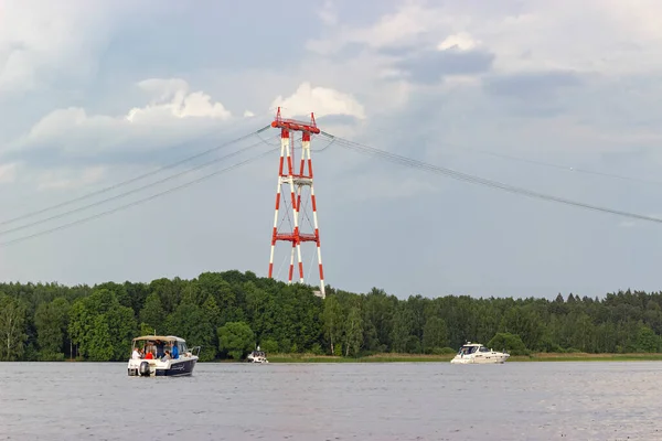 Rosso Bianco Torre Alta Tensione Sul Lago Pilone Elettrico Cavi — Foto Stock