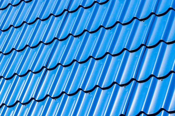 Mavi Metal Döşeme Çatı Çarşafları deseni. Tasarım için arkaplan ve doku olarak uygun.