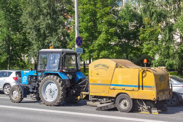 Россия Санкт Петербург 2020 Голубой Трактор Прицепом Уборки Очищает Дорогу — стоковое фото